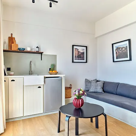 Magoo 3* لوغاراس